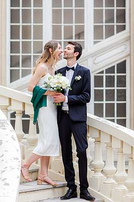 Séance photo de couple dans le jardin de la mairie de Versailles