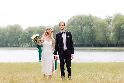 Les mariés main dans la main lors de la séance photo de couple au plan d'eau des Suisses à Versailles