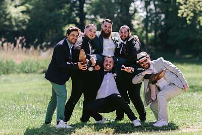 Photo de groupe avec le marié et ses garçons d'honneur
