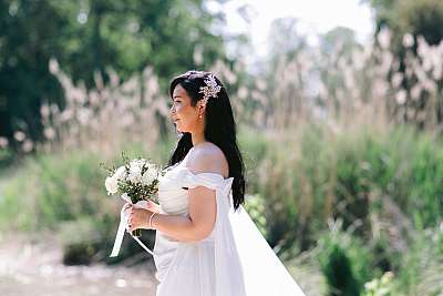 La mariée avec son bouquet dans un décors naturel