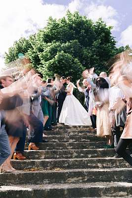 Séance photo de groupe originale avec les mariés et leurs invités