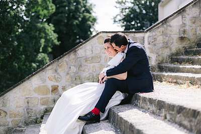 Les mariés s'amusent pendant la séance photo de couple