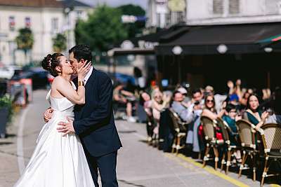 Baiser d'anthologie des mariés devant leurs invités