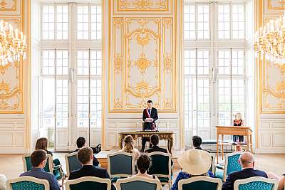 Cérémonie de mariage devant le maire de Versailles