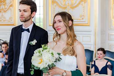 Lees mariés émus lors de leur cérémonie de mariage