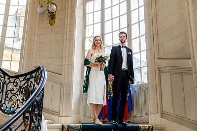 Descente des marches de la mairie avec les mariés main dans la main