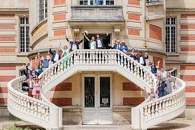 Photo de groupe dans les escaliers extérieurs de la mairie