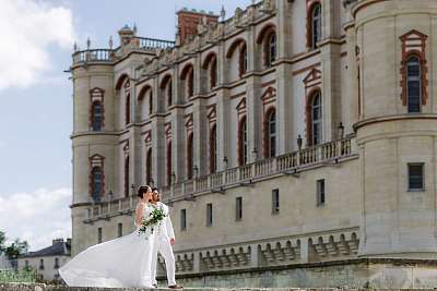 Les mariés devant la façade de l'imposant château de Saint-Germain-en-Laye