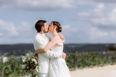 Le baiser des mariés durant la séance photo de couple