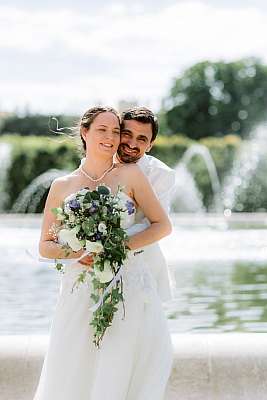 Les mariés enlacés devant le bassin royal de Saint-Germain-en-Laye