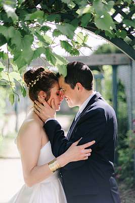 Les mariés sous les feuilles de vigne pour une photo romantique à souhait