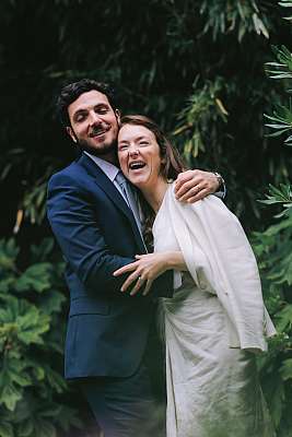 Les mariés hilares lors de la séance photo de couple