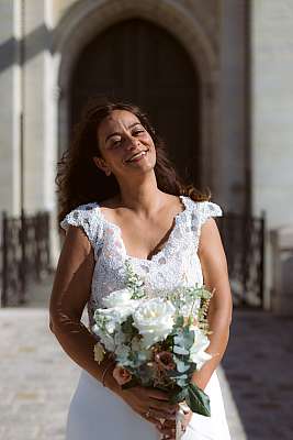 La mariée et son bouquet devant la château de Vincennes dans le Val-de-Marne 94