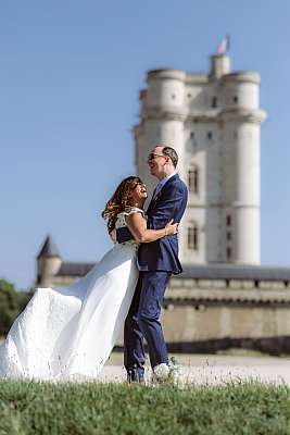 Petit moment acrobatique réalisé par les mariés devant le donjon du château