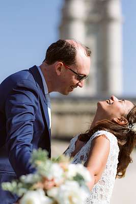 Eclat de rire des mariés pendant la séance photo de couple