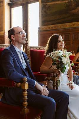 Les mariés dans la salle des mariages