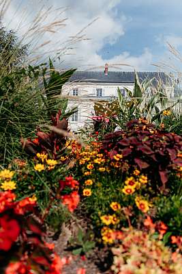 Vue de la mairie de Pontault-Combault avec un parterre de fleurs au premier plan