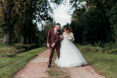 Les mariés se chamaillent lors de la séance photo de couple