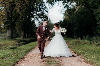 Les mariés hilares pour les photos de couple