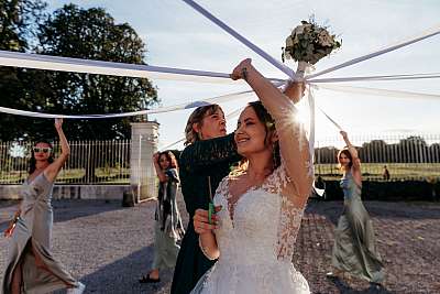 La mariée découpe les rubans