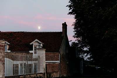 La lune presque pleine au dessus du domaine