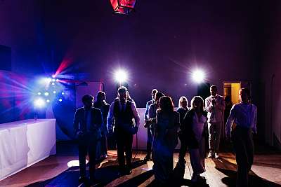 Les invités se déhanchent sur la piste de danse