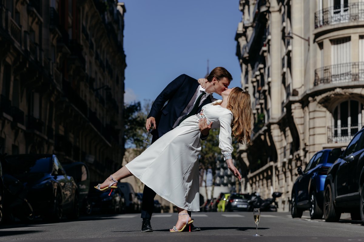 Le baiser fougueux des mariés dans les rues de Paris