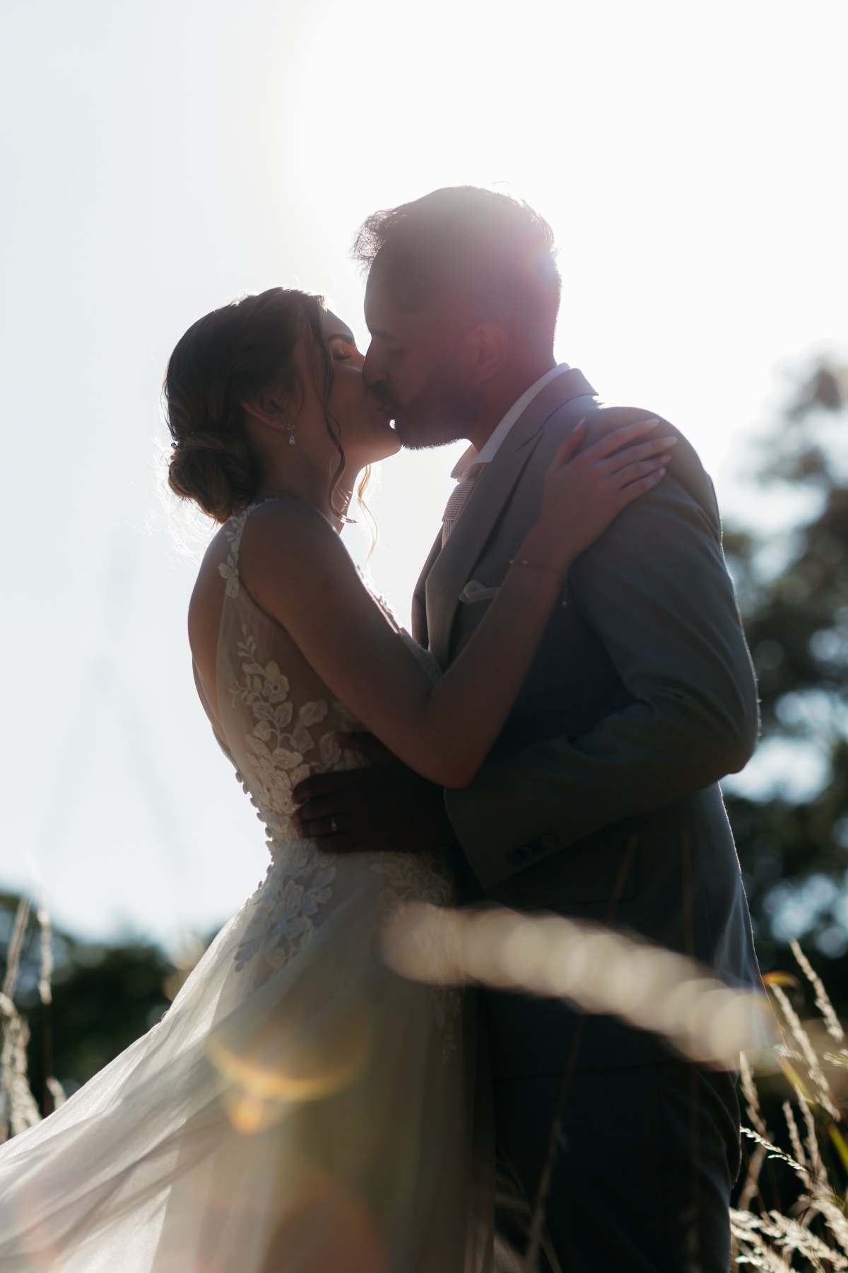 Tendresse des mariés à contre-jour