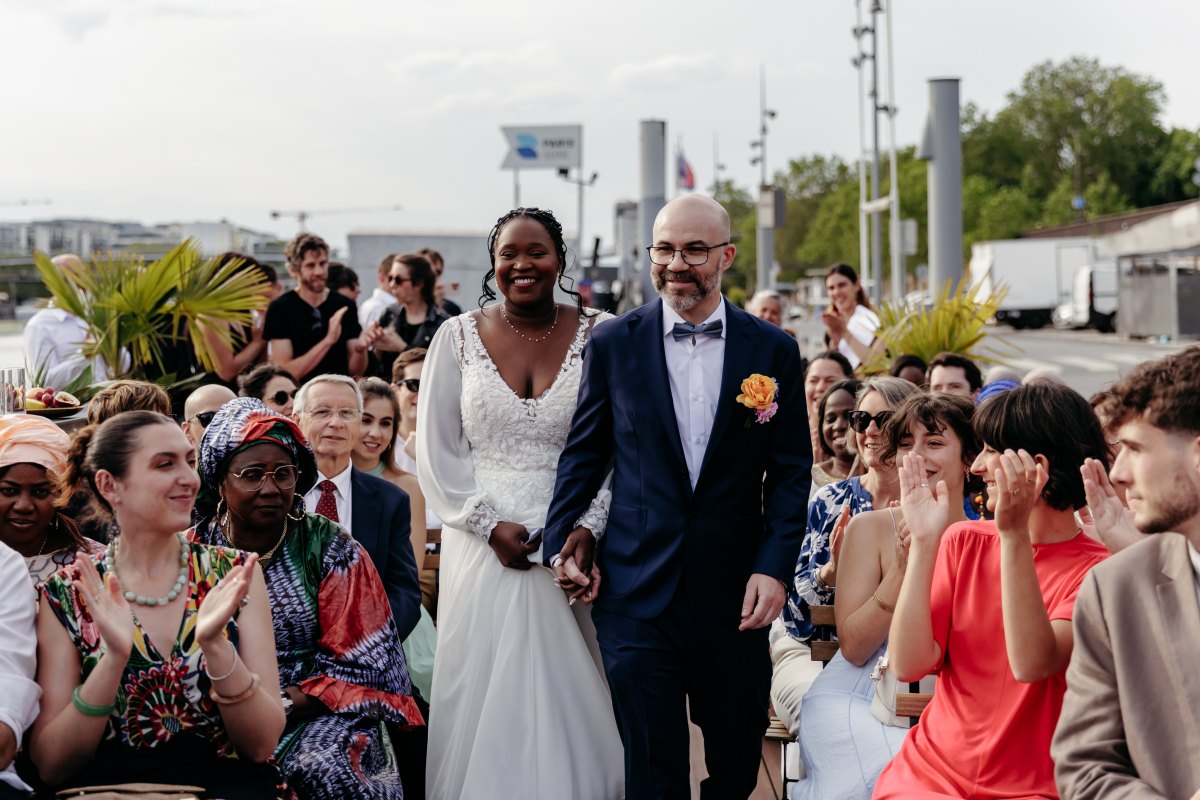 L'entrée des mariés sous les applaudissements de leurs invités