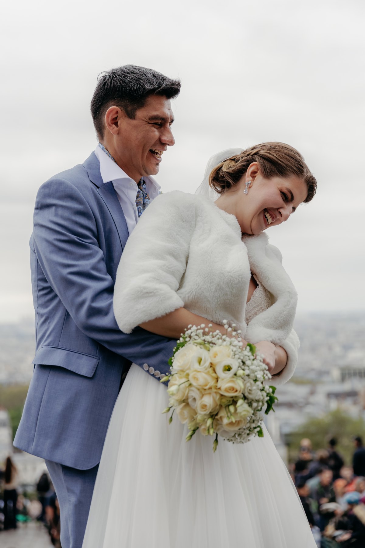 Photographe de mariage à Paris : fou rire sur la butte Montmartre