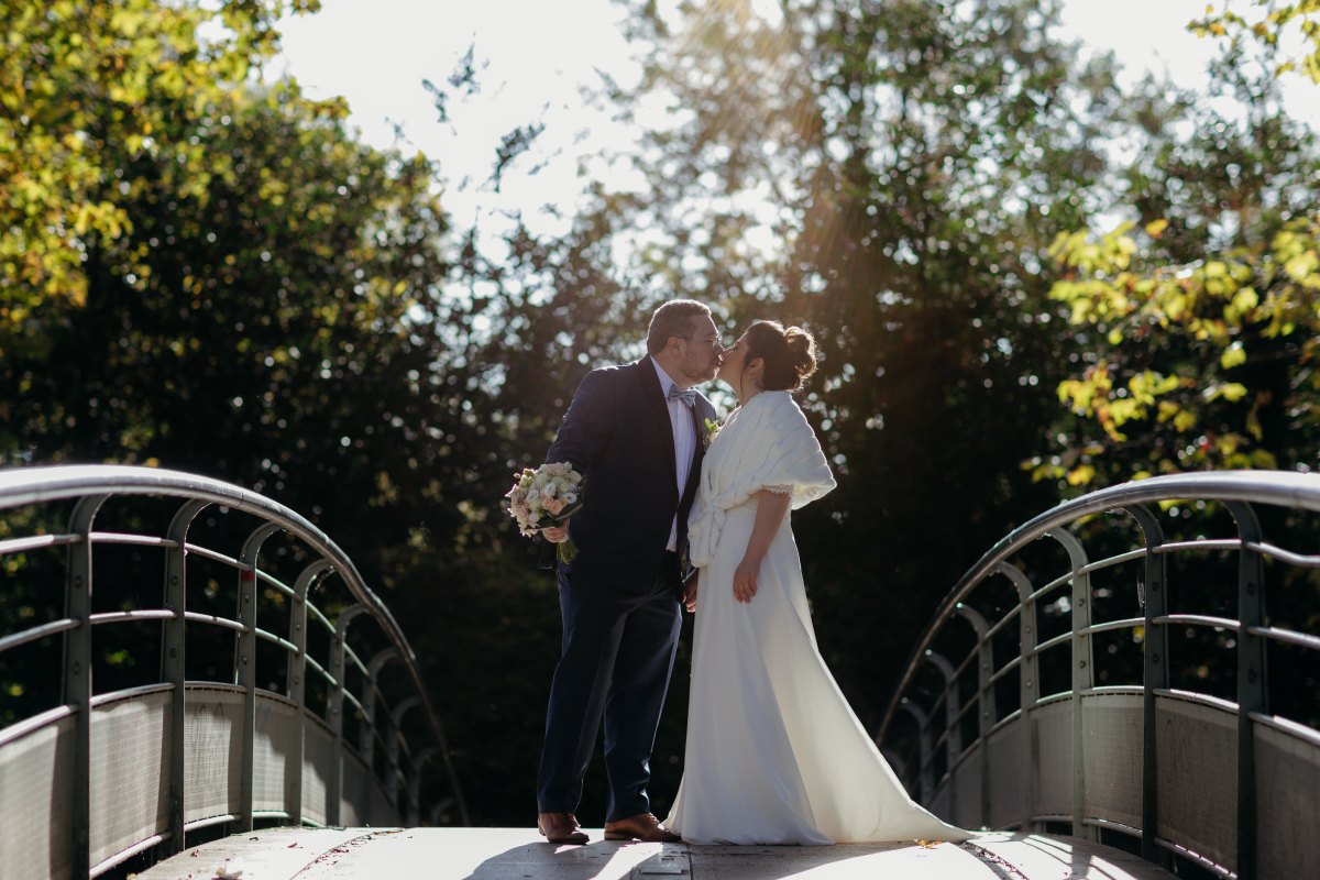 Baiser sur une passerelle, mariage au chai de Bercy à Paris