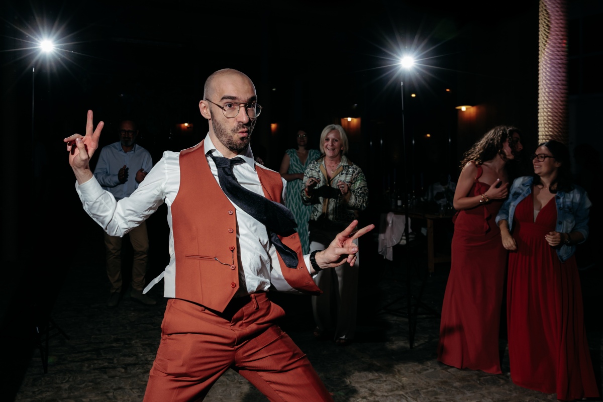 Le garçon d'honneur lors d'une danse endiablée